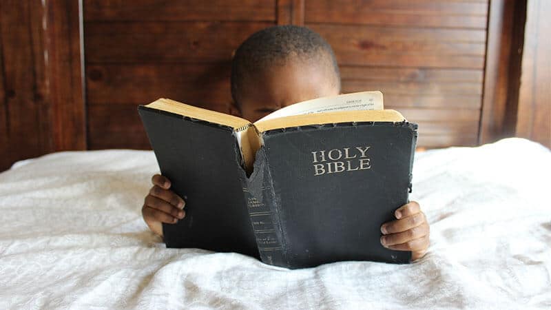 Nama Bayi Laki Laki Kristen Populer - Anak Laki Laki Membaca Alkitab