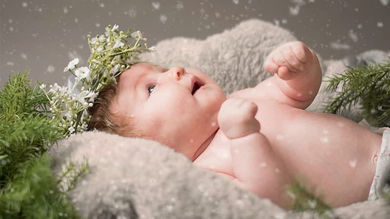Nama Bayi Perempuan Kristen dan Artinya - Bayi di Tengah Hujan Salju