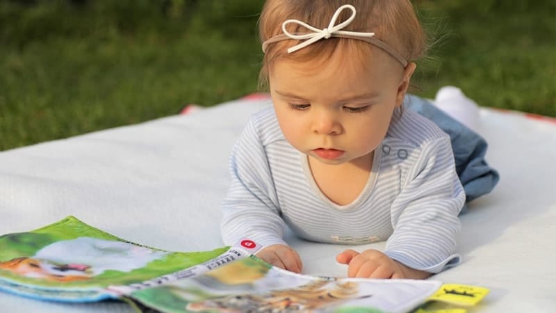 Nama Bayi Perempuan Cantik dan Artinya - Bayi Perempuan Baca Buku