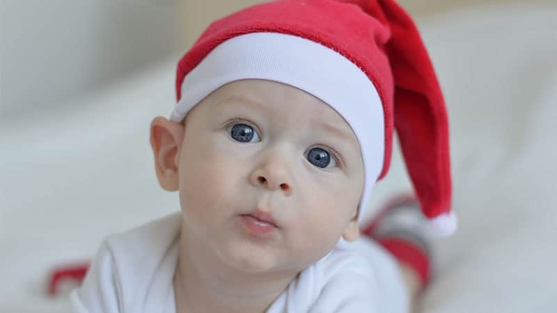 Nama Nama Bayi Laki Laki Unik - Bayi Kristen Bertopi Sinterklas