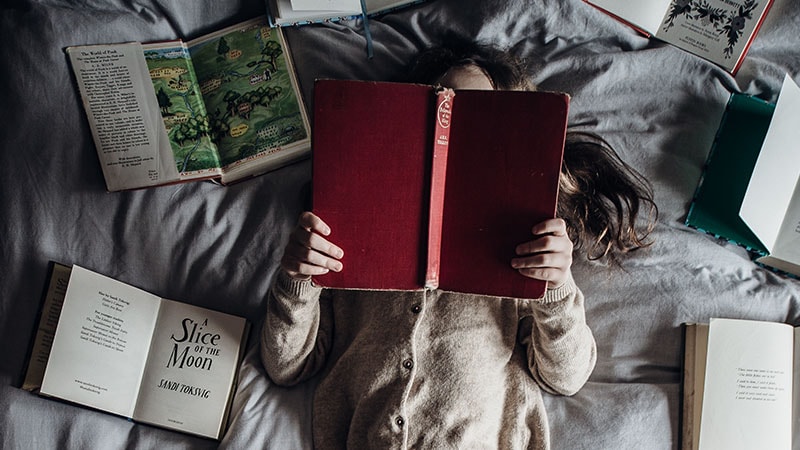 Cerita Dongeng Anak Sebelum Tidur - Anak Perempuan Membaca Buku