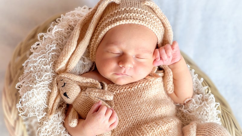 Penyebab Bayi Sudah Tidur Malam - Bayi Tidur Pakai Baju Rajut
