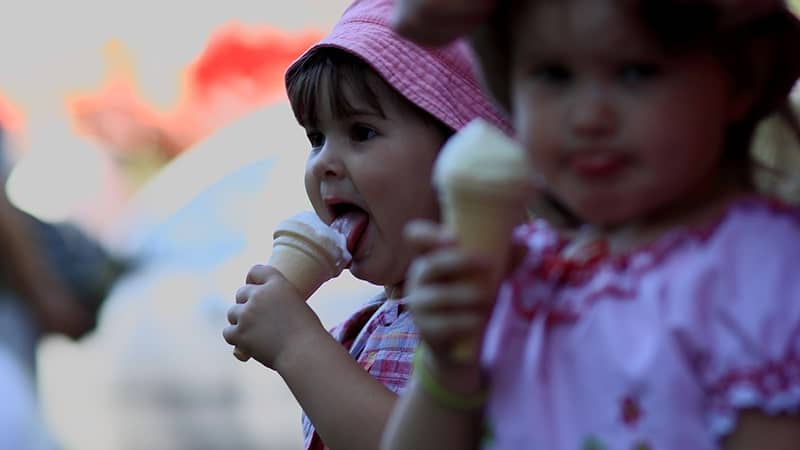 Cara mengatasi anak susah makan - Gadis kecil makan es krim