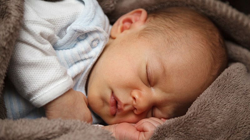 Penyebab Bayi Sudah Tidur Malam - Bayi Tidur dengan Selimut Cokelat