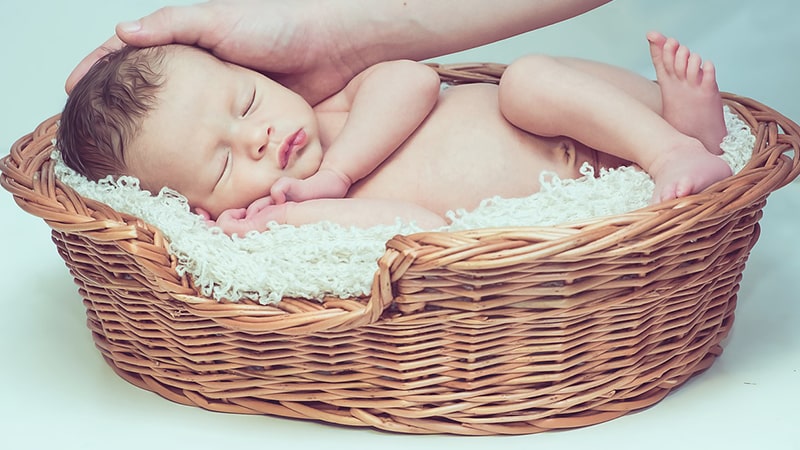 Penyebab Bayi Sudah Tidur Malam - Bayi Tidur Dalam Keranjang