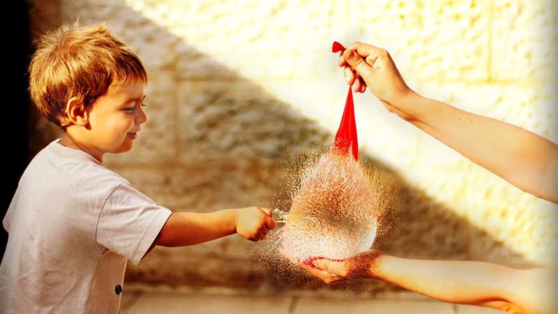 Pendidikan Karakter - Anak Memecahkan Balon Berisi Air