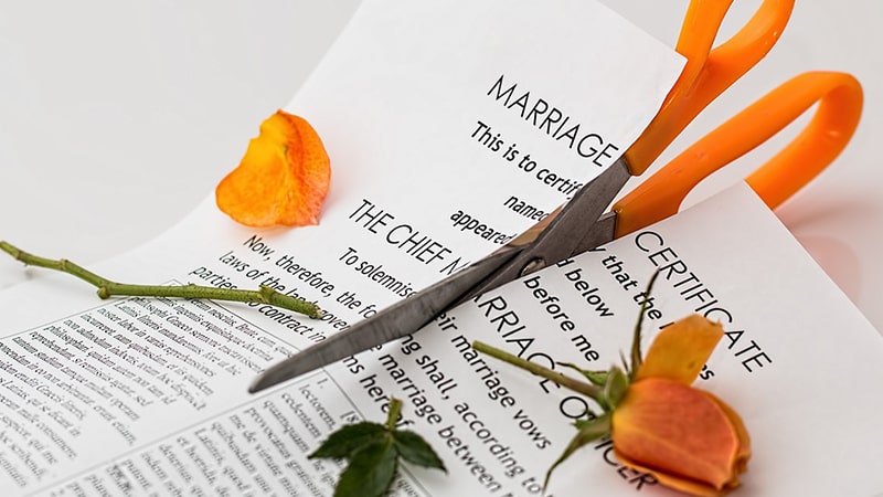 Ciri-Ciri Anak Broken Home - Kertas Sertifikat Pernikahan Digunting