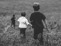 Cara Membuat Anak Percaya Diri - Tiga Anak Laki-Laki Berlari di Rerumputan