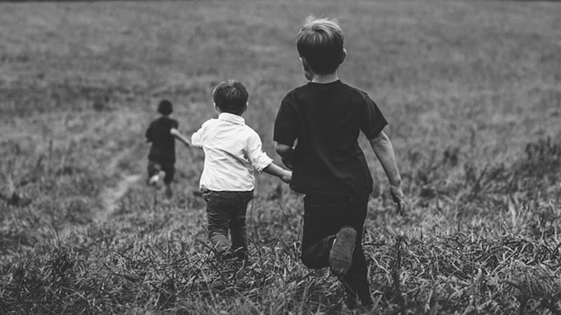 Cara Membuat Anak Percaya Diri - Tiga Anak Laki-Laki Berlari di Rerumputan