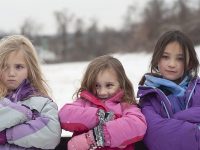 Permasalahan Anak Usia Dini - Tiga Anak Perempuan Bersedekap