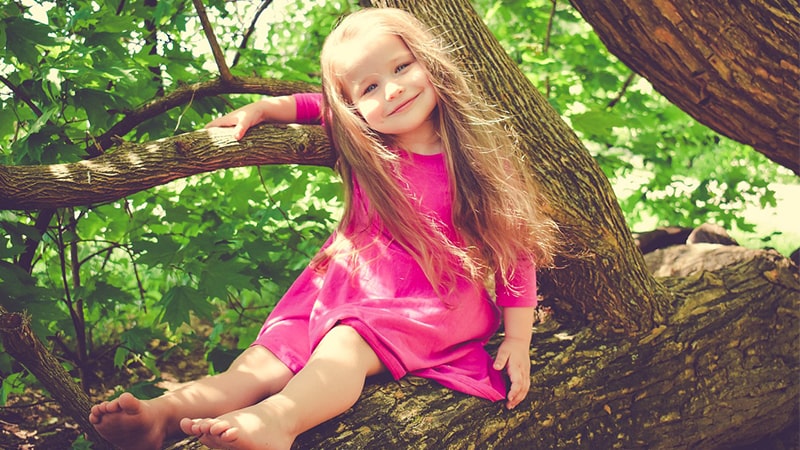 Cara Membuat Anak Percaya Diri - Anak Perempuan Duduk di Batang Pohon