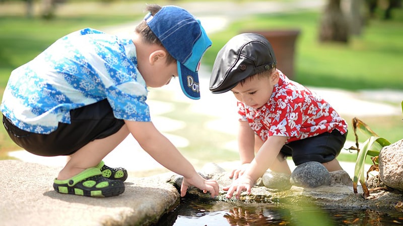Cara Membuat Anak Percaya Diri - Dua Anak Laki-Laki Main Air Kolam