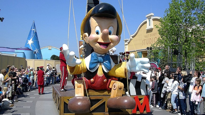 Permasalahan Anak Usia Dini - Patung Pinokio Parade