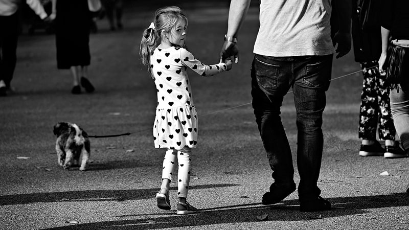 Permasalahan Anak Usia Dini - Ayah Menggandeng Tangan Putrinya