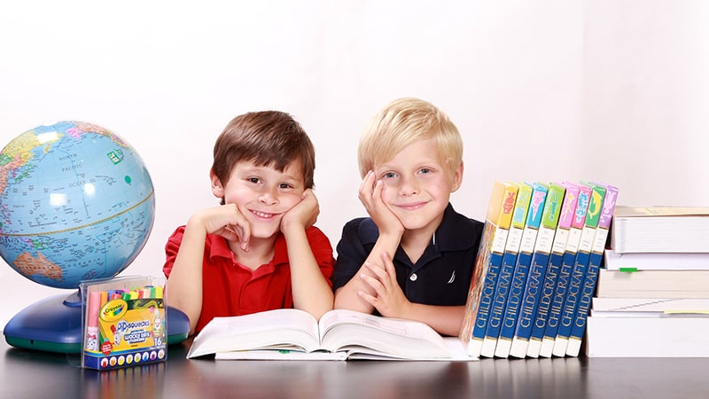 Ciri-Ciri Anak Cerdas - Dua Anak Sedang Belajar