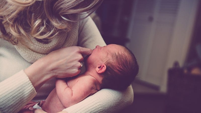 Cara Mengubah Pola Tidur Bayi - Bayi Digendong